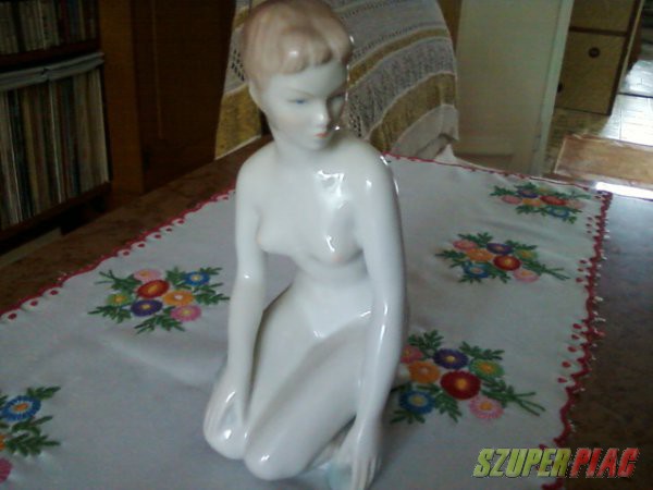Akt női porcelán szobor