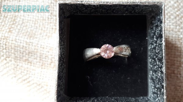 Ezüst gyűrű pink kővel