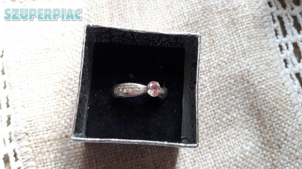 Ezüst gyűrű pink kővel