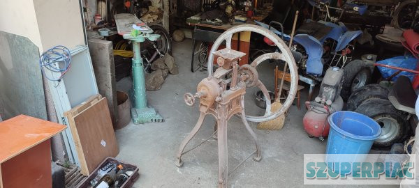 Antik magyar kukorica daráló gép