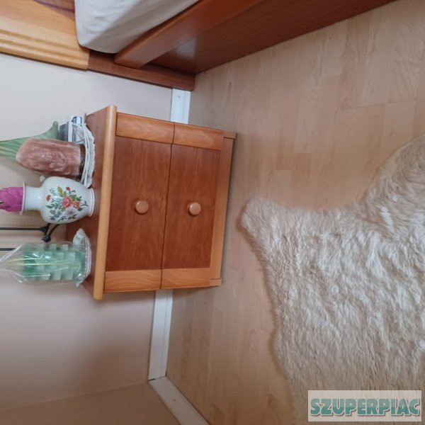 Ágy matraccal, éjjeli szekrények