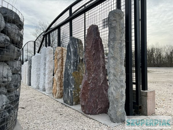 Különleges kövek sziklák görgetegek monolitok
