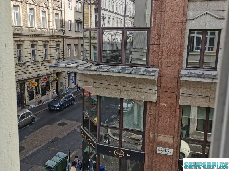 Oktogonnál kiadó fiatalos minigarzon