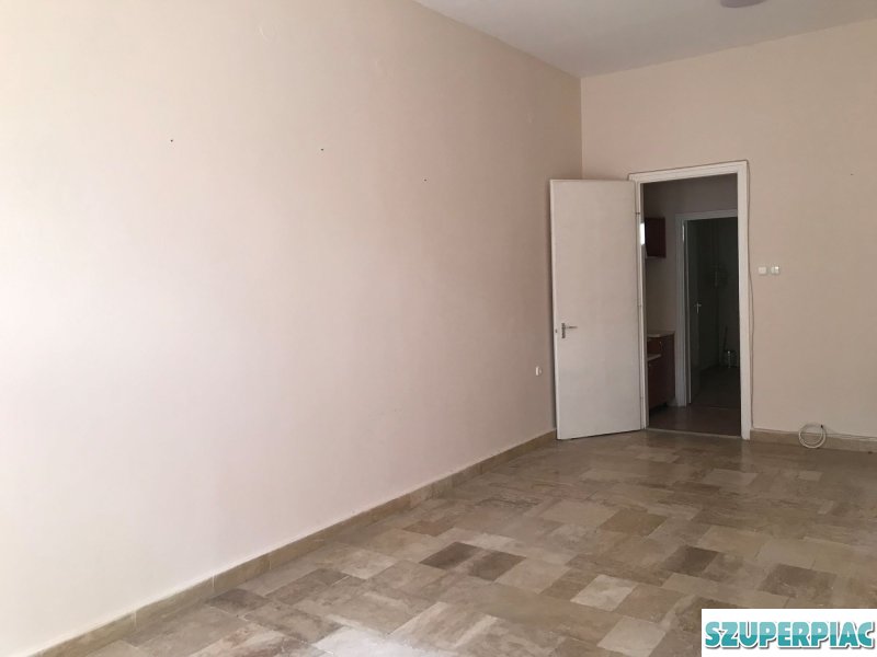 Keszthelyen a belvárosban 44 m2es földszinti helyiség eladó