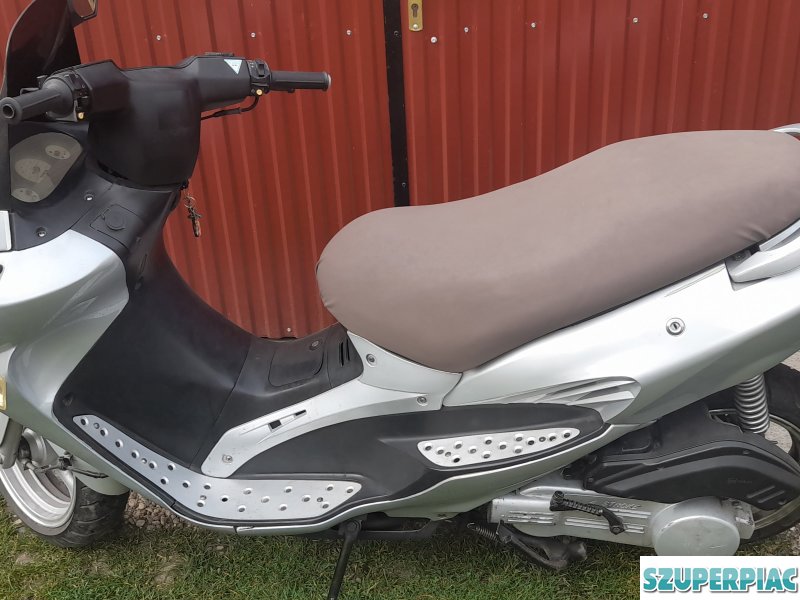 Eladó Gluben 125ccm robogó