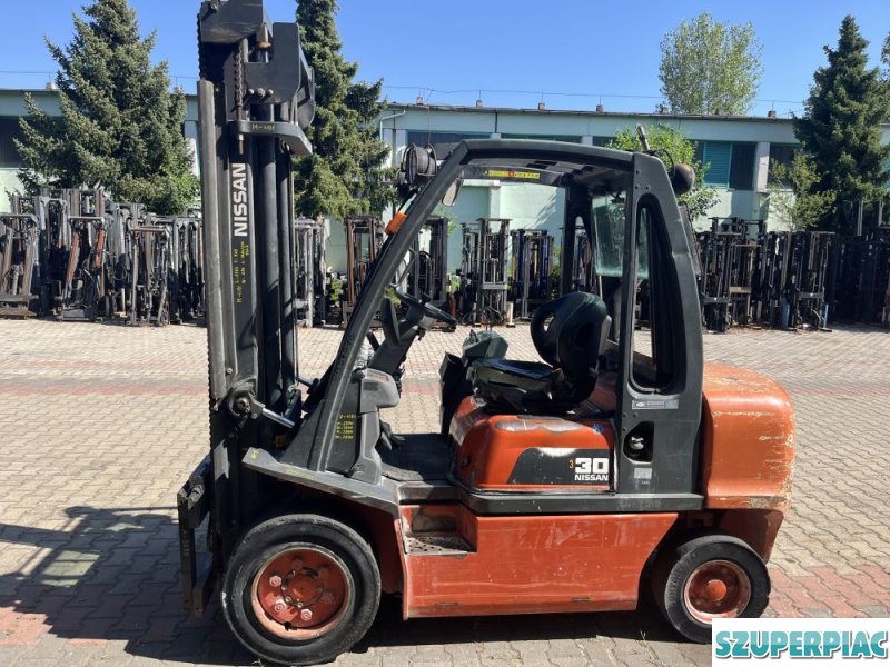 Nissan 3 tonnás diesel targonca V4181