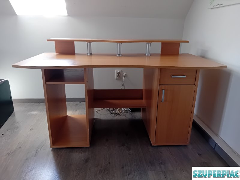 Íroasztal Számítógépes asztal