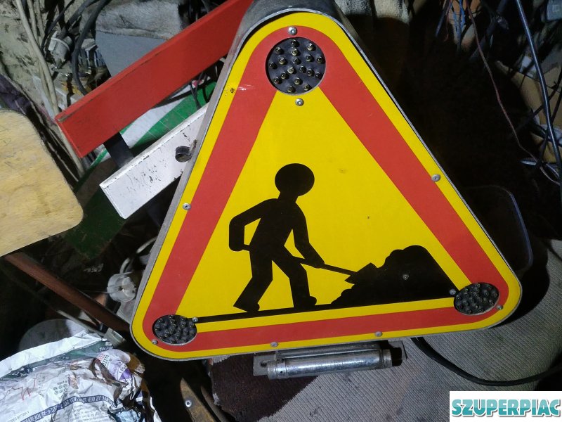 Háromszög LED villogó tábla retro