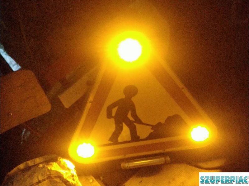 Háromszög LED villogó tábla retro