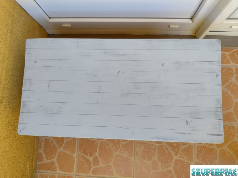 Kicsi ládikó eladó Hossz 74 cm Magasság 31 cm Szélessség 38 cm