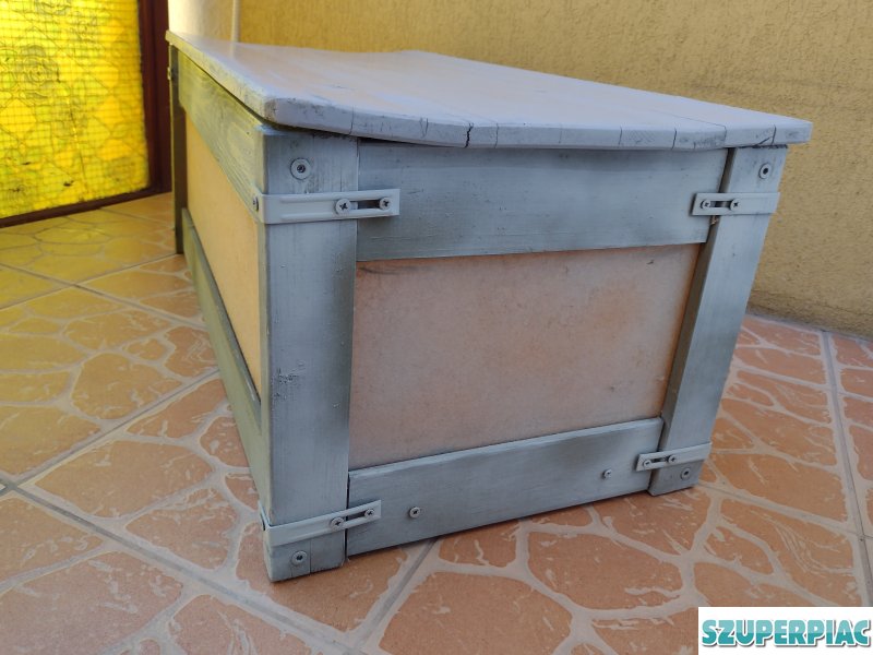Kicsi ládikó eladó Hossz 74 cm Magasság 31 cm Szélessség 38 cm