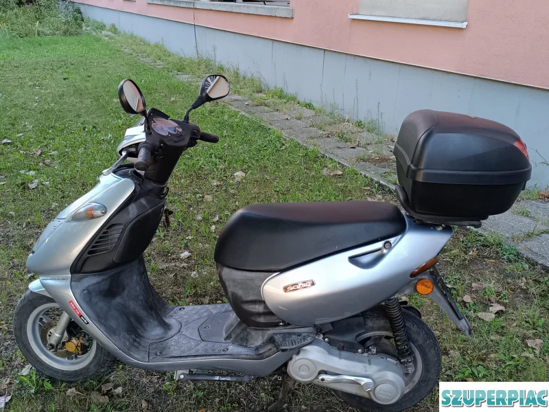 Motorroller 50 ezüst topboxszal