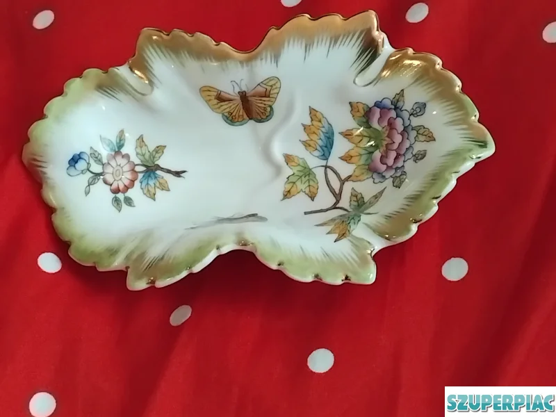Porcelán virágos tál pillangóval