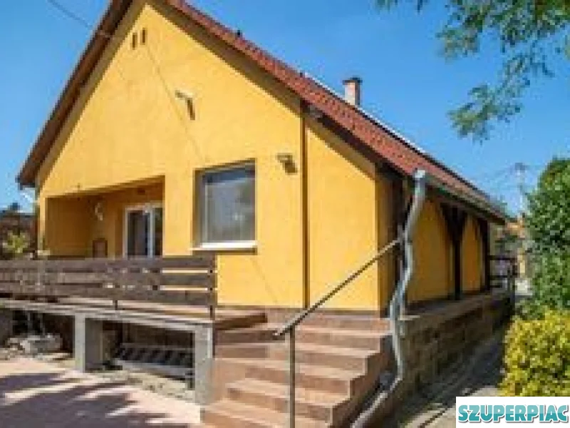 Sárga lakóépület Gyömrőn