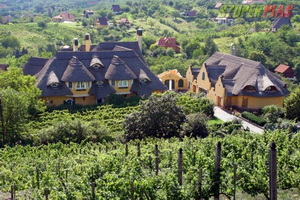 Festői környezetben velencei tóra panorámás villa