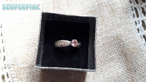 Ezüst gyűrű pink kővel