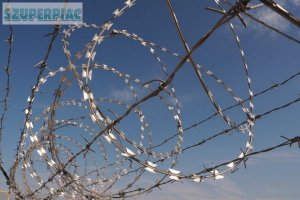 NATO háló pengés drót vadháló drótfonat kerítés oszlop
