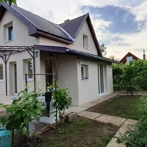Kiadó felújított 113 nmes kertes ház Vácon