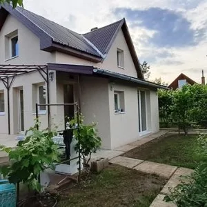 Kiadó felújított 113 nmes kertes ház Vácon