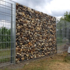 Gabion kőkerítés támfal kerítés oszlop vadháló drótfonat kapu