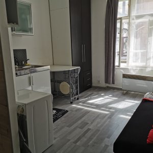 Oktogonnál kiadó fiatalos minigarzon