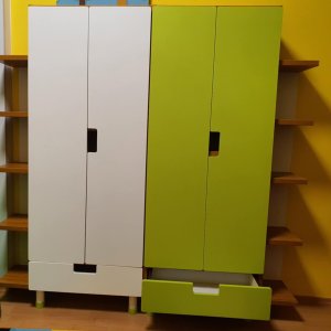 Színes vidám jó hangulatot árasztó gyerekszoba berendezése
