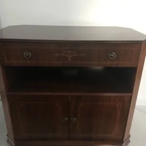 Klasszikus stílusú komód TV szekrény