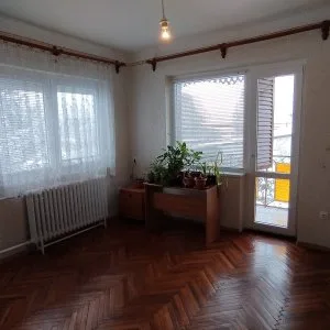 Nagycsécsen szinteltolásos garázsos családi ház eladó