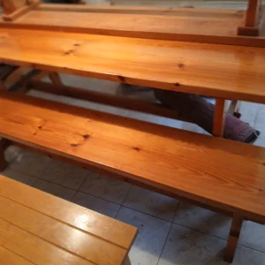 Étkezőasztal két paddal