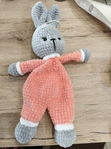 Horgolt nyúl babajáték