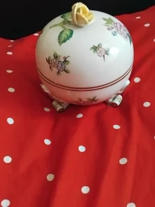 Porcelán virágmintás bonbonier edény Porcelán virágmintás bonbonier edény