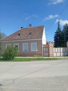 Részben felújított ház Zsira telekkel