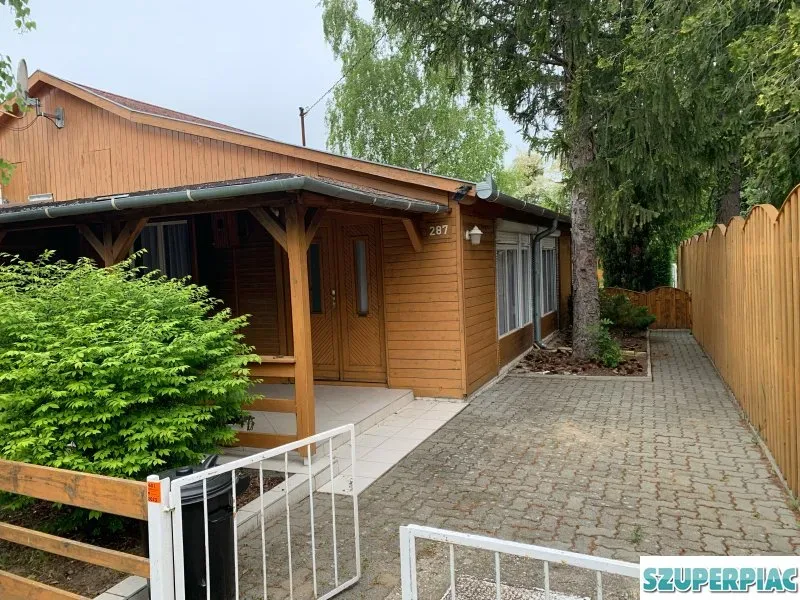 Balatonfenyvesen nyaraló eladó cserélhető
