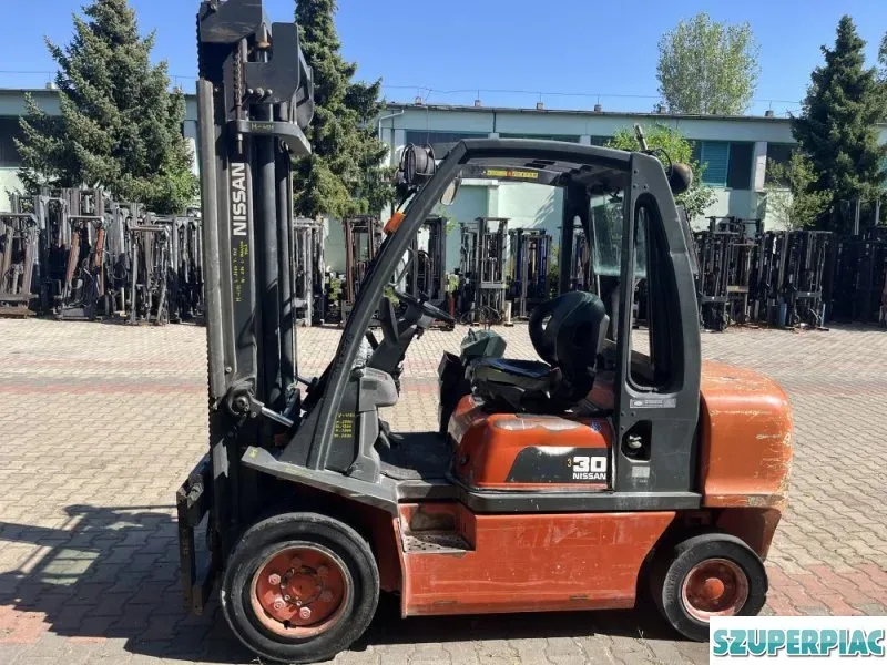 Nissan 3 tonnás diesel targonca V4181