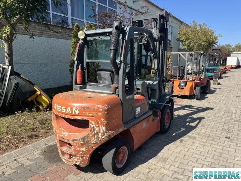 Nissan 3 tonnás diesel targonca V4181