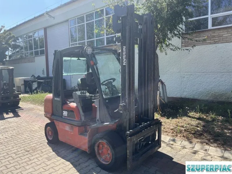Nissan 3 tonnás diesel targonca V4181