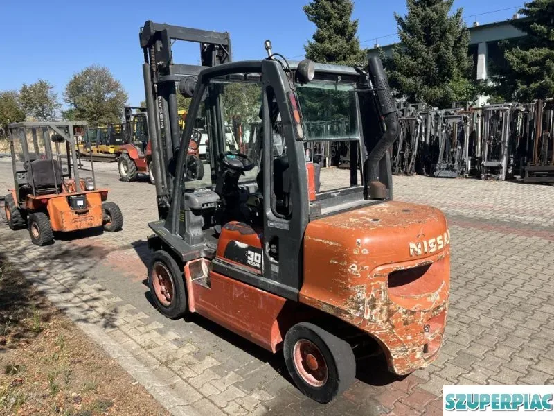 Nissan 3 tonnás diesel targonca V4181