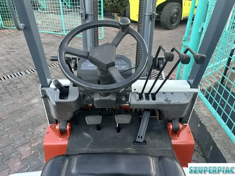 Nissan 15 tonnás diesel targonca V2351