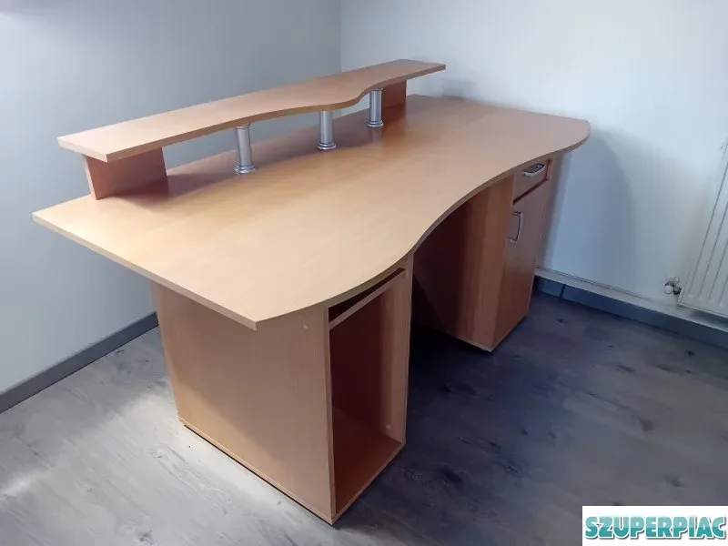 Íroasztal Számítógépes asztal