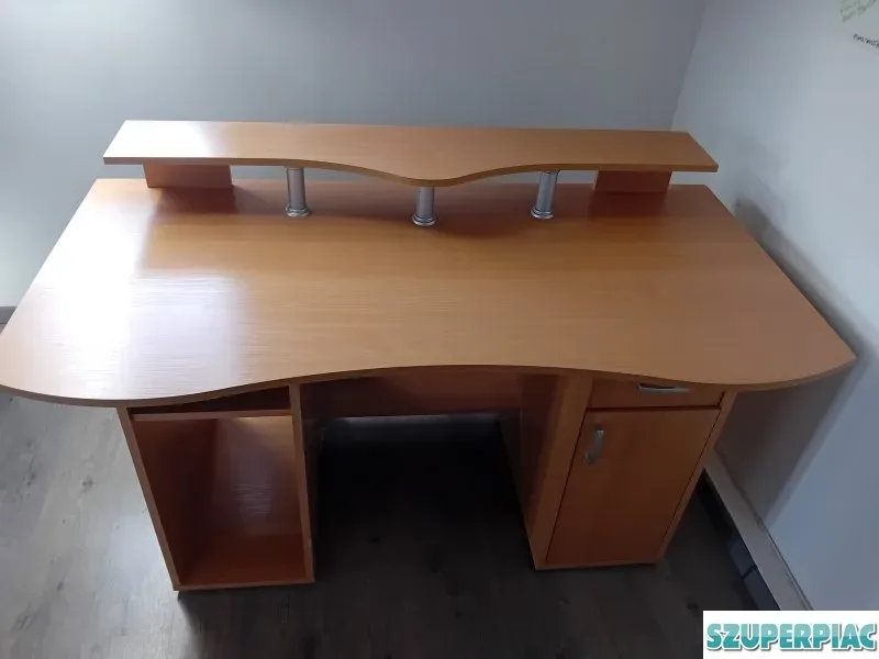 Íroasztal Számítógépes asztal