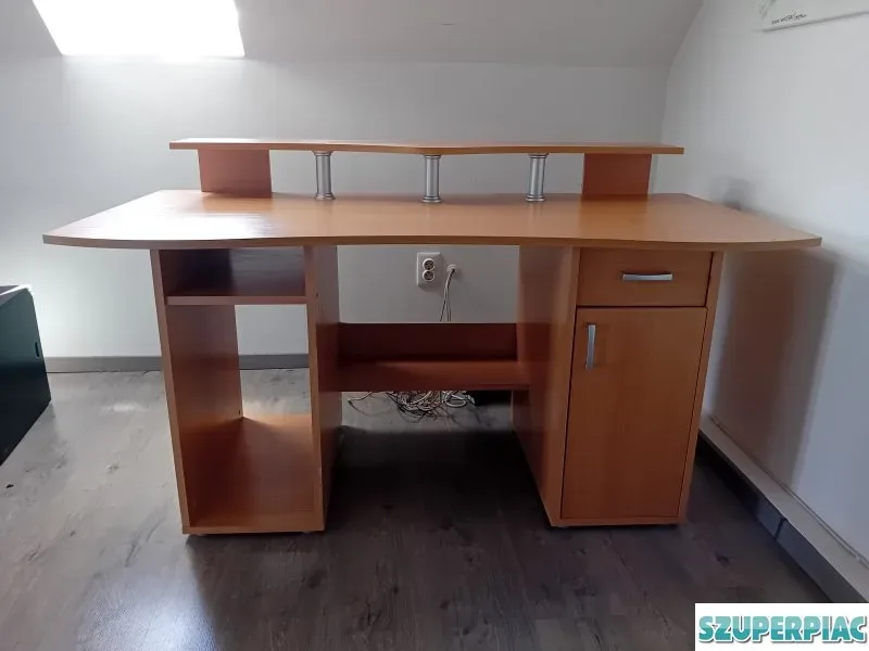 Íroasztal Számítógépes asztal