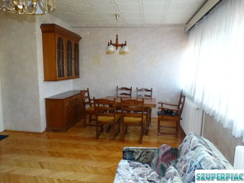 Eladó 105 m2es belső kétszintes társasházi tégla lakás Vácon