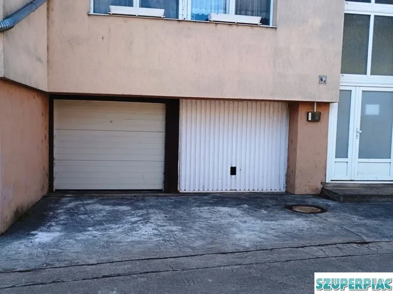 Eladó 105 m2es belső kétszintes társasházi tégla lakás Vácon