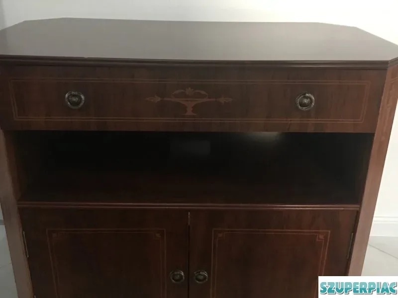 Klasszikus stílusú komód TV szekrény