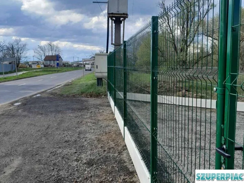 Kerítésépítés drótháló drótkerítés kerítés oszlop kapu