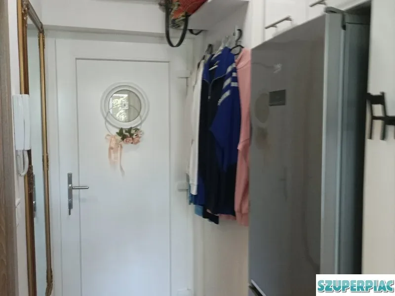 Eladó vízparti nyaraló