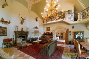 Festői környezetben velencei tóra panorámás villa
