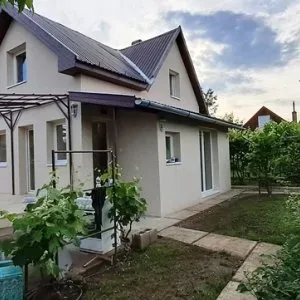 Kiadó felújított 113 nmes kertes ház Vácon