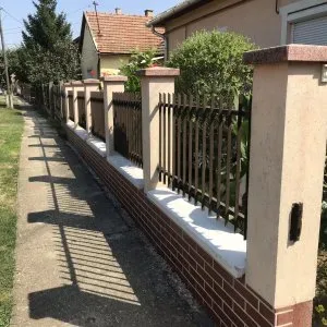 Műkő kerítés fedlappillérfedkő