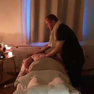 Lazító ésvagy erőteljesebb mélyszöveti masszázs Lazító ésvagy erőteljesebb mélyszöveti masszázs